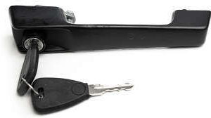 0185 | MANIJA EXTERIOR DE PUERTA CORTA NEGRA CON LLAVE UNIVERSAL